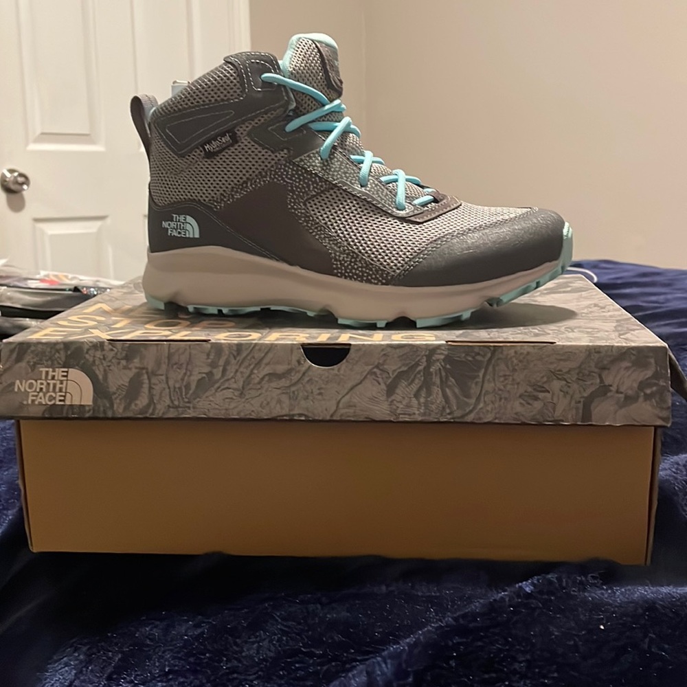 Women North Face hiking-LT shoes brand new size 6